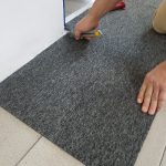 docinanie płyek dywanowych