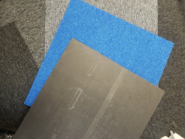 układanie płytek dywanowych