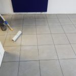 przygotowanie podłoża pod płytki dywanowe